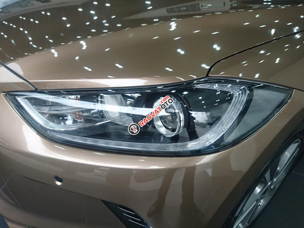 Giao ngay Hyundai Elantra 2018, màu nâu vàng, các phiên bản, giá cạnh tranh, mua xe chỉ từ 115 triệu - LH 090.467.5566-3