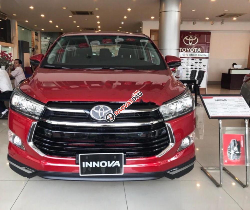 Cần bán xe Toyota Innova 2.0 Venturer đời 2017, màu đỏ-3