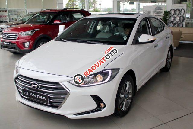 Cần bán xe Hyundai Elantra 1.6 đời 2017, màu trắng, 549tr-0