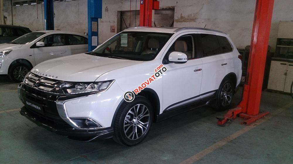 Bán Mitsubishi Outlander 2.0 CVT màu trắng, nhập khẩu, có bán trả góp - liên hệ 0906.884.030-7