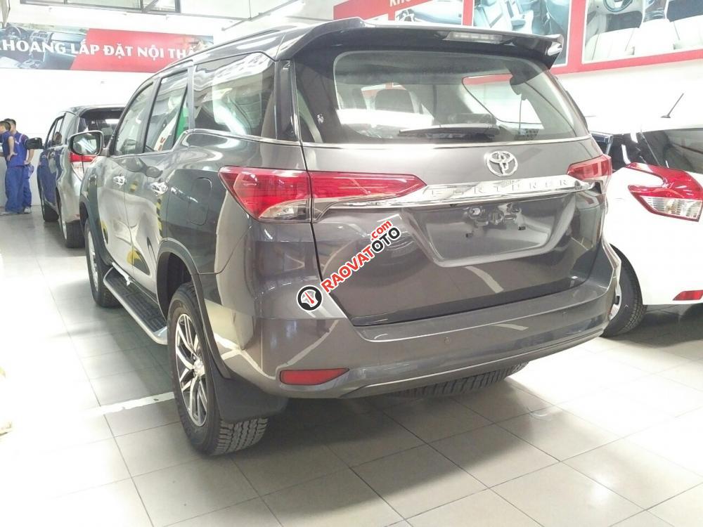 Toyota Fortuner màu xám - Bản máy xăng, 2 cầu, xe giao ngay - Đại lý Toyota Mỹ Đình/ hotline: 0973.306.136-1