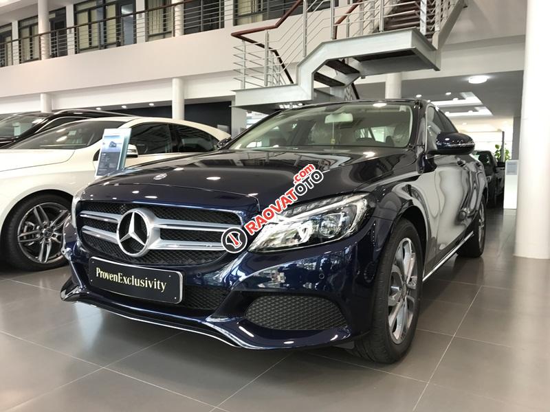 Bán Mercedes C200 model 2017 xanh chính chủ, giá cực tốt-0