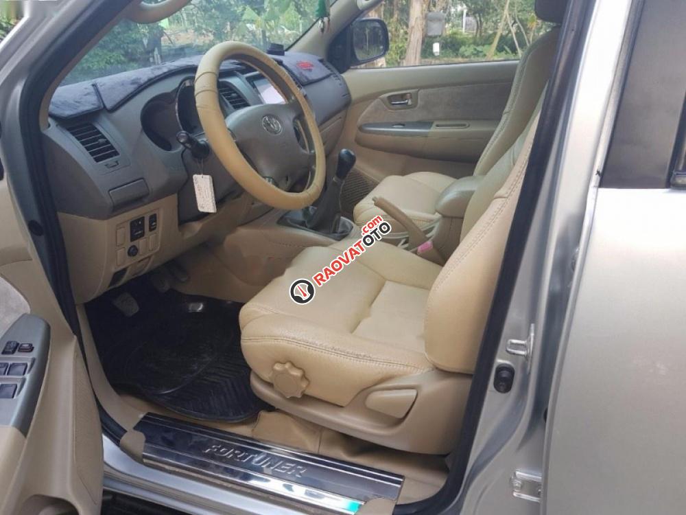 Bán ô tô Toyota Fortuner 2.5G đời 2011, màu bạc xe gia đình-5