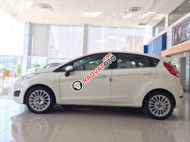 Bán xe Ford Fiesta đời 2017, màu trắng-2