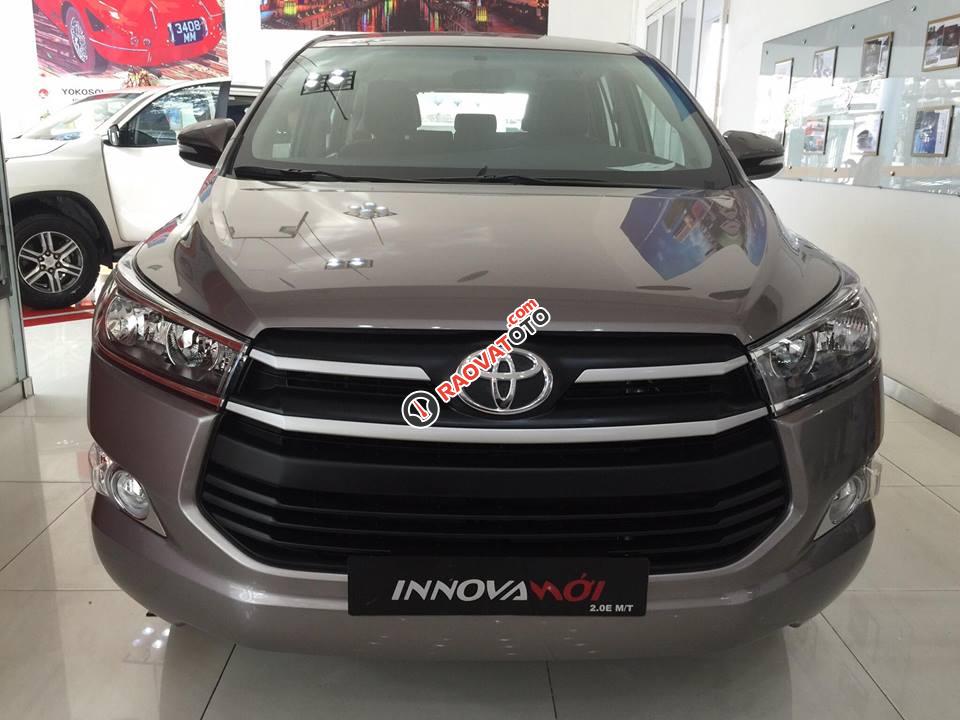 Bán Toyota Innova 2.0E đời 2018, NH 90%, tặng full phụ kiện, Giá cạnh tranh nhất SG-0