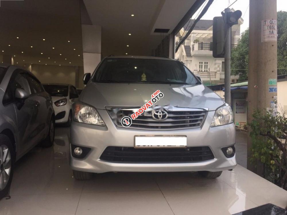 Cần bán gấp Toyota Innova 2.0G đời 2013, màu bạc xe gia đình-1