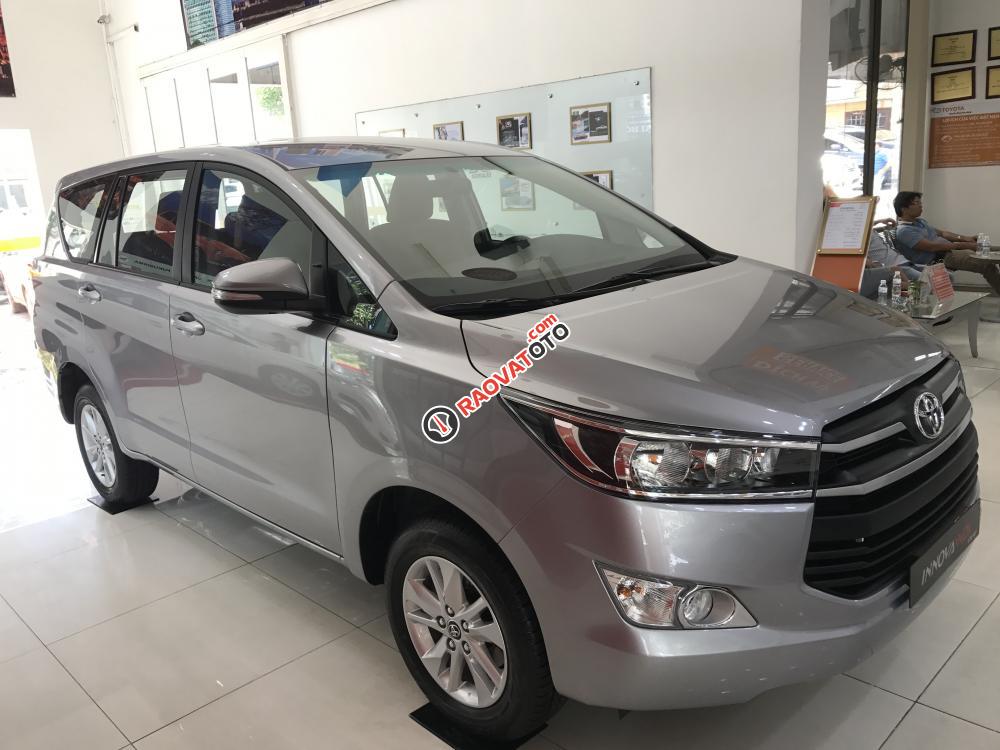 Cần bán Toyota Innova 2.0E MT đời 2018, màu bạc, trả trước 190 triệu giao xe, trả góp lãi suất 0.58%-1