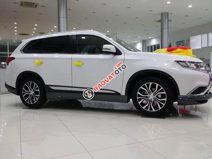 Cần bán xe Outlander tại Đà Nẵng, giá tốt, giao xe ngay, hỗ trợ vay lên đên 80 %, LH Quang 0905596067-4