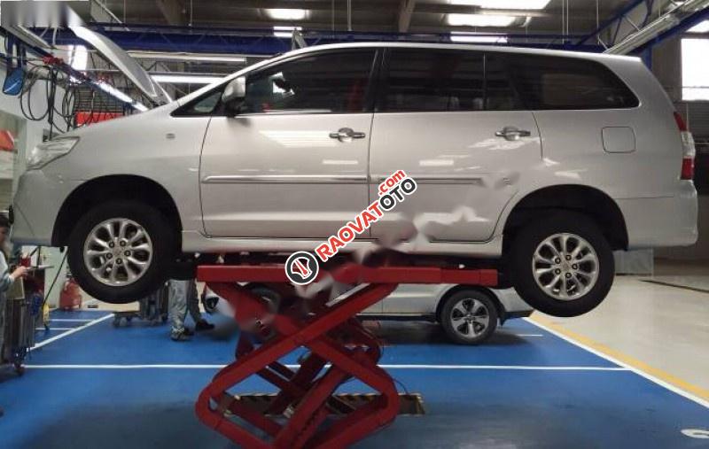 Cần bán xe Toyota Innova 2.0E đời 2014, màu bạc giá cạnh tranh-1