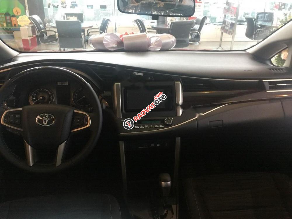 Cần bán xe Toyota Innova 2.0 Venturer đời 2017, màu đỏ, giá chỉ 824 triệu-9