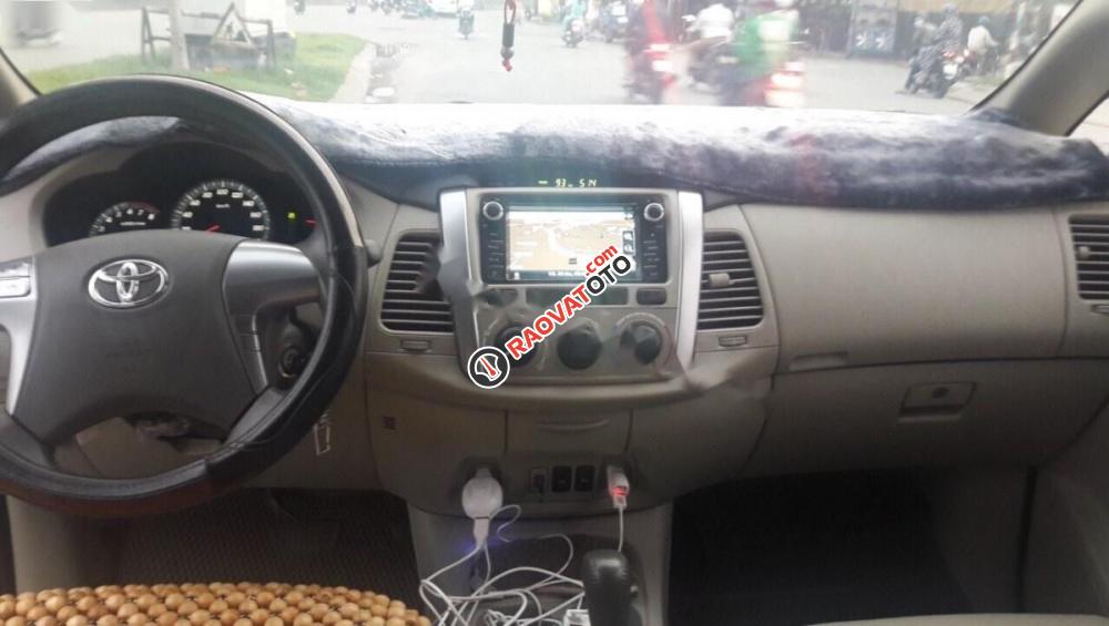 Cần bán Toyota Innova đời 2014, màu bạc-3