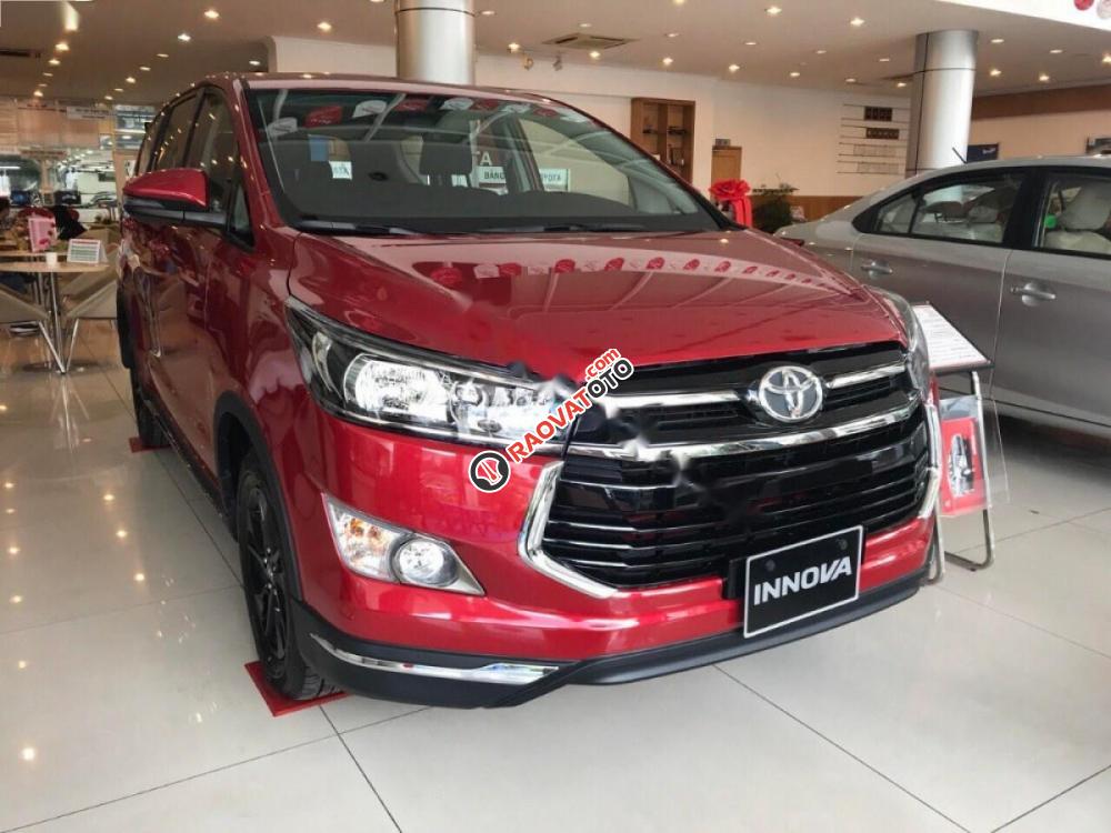 Cần bán xe Toyota Innova 2.0 Venturer đời 2017, màu đỏ-0