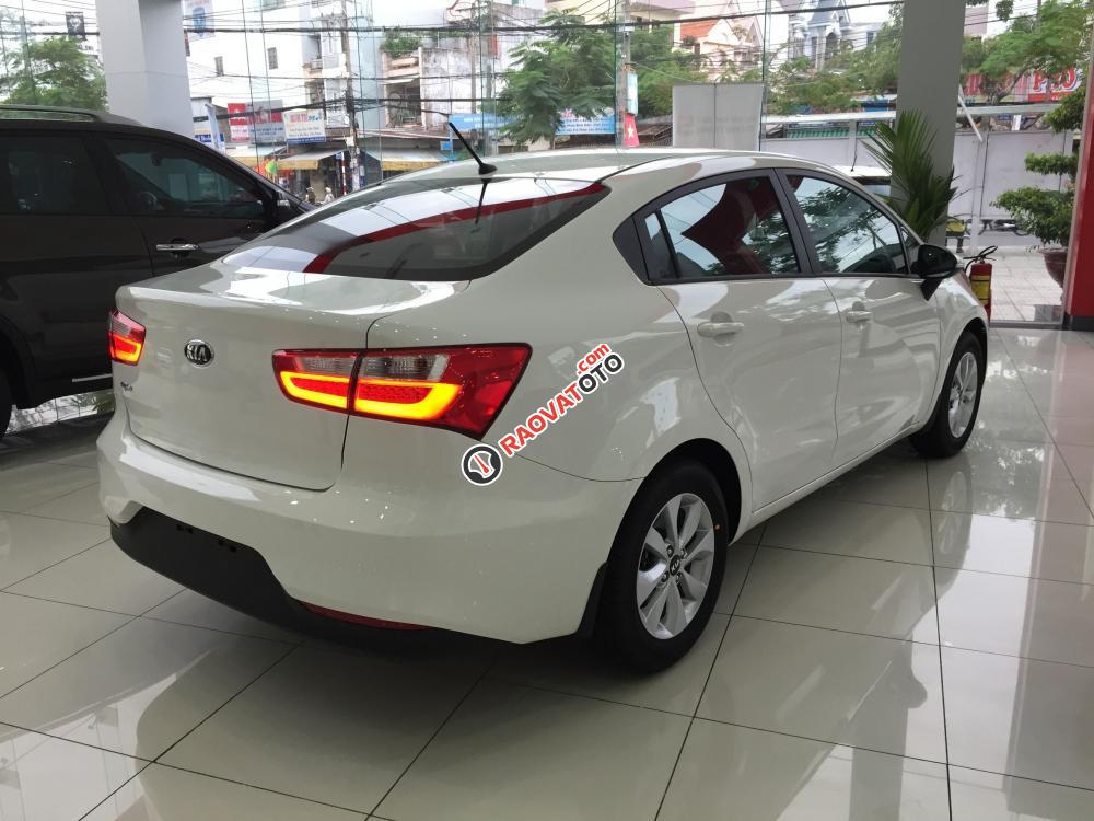 Cần bán Kia Rio AT đời 2017, màu trắng, xe nhập-1