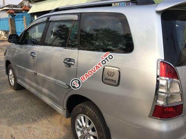 Bán xe Toyota Innova E năm 2013, màu bạc chính chủ, giá 530tr-2