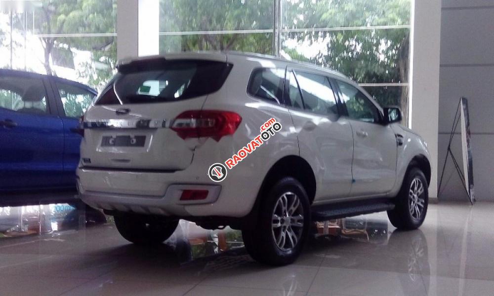 Bán xe Ford Everest Titanium 2.2AT 2017, màu trắng, xe nhập-5