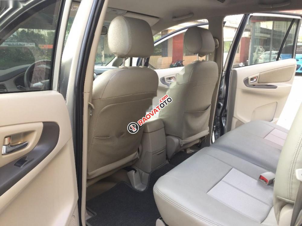 Cần bán xe Toyota Innova 2.0E đời 2014, màu bạc, giá chỉ 585 triệu-6