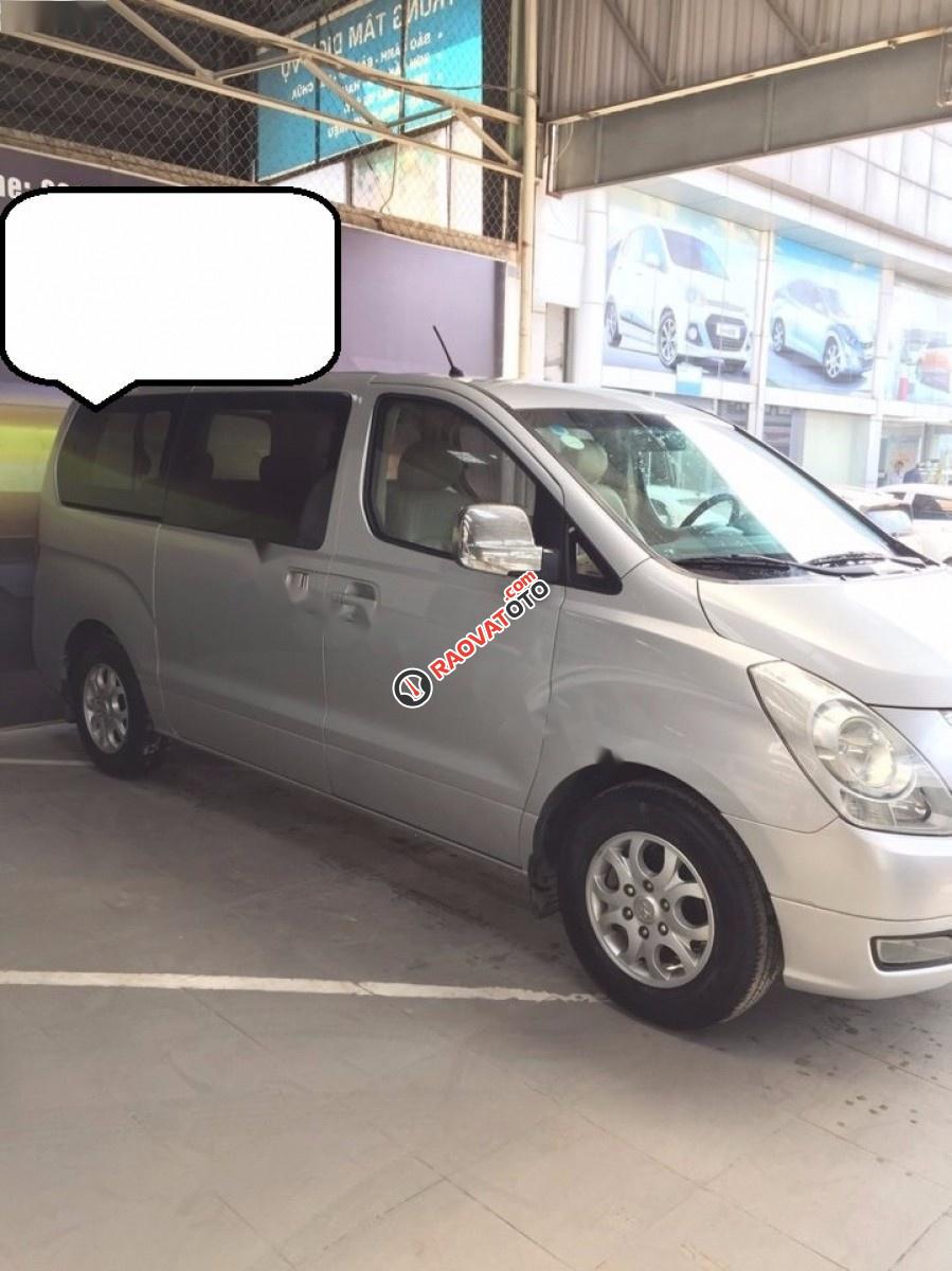 Cần bán lại xe Hyundai Starex MT đời 2010, màu bạc, nhập khẩu nguyên chiếc số sàn, giá tốt-1