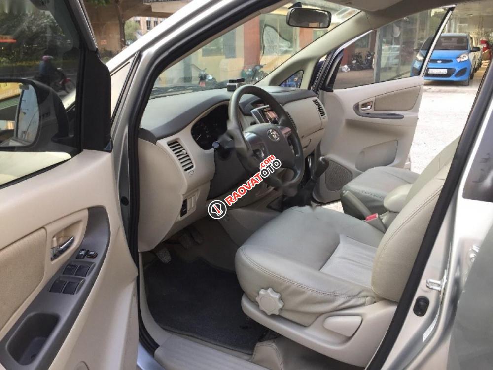 Cần bán xe Toyota Innova 2.0E đời 2014, màu bạc, giá chỉ 585 triệu-5