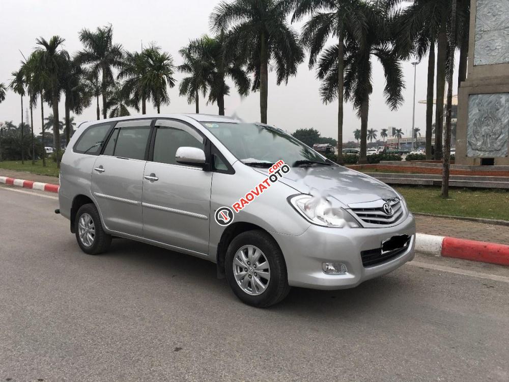 Cần bán Toyota Innova G đời 2010, màu bạc ít sử dụng-1