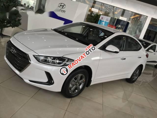 Bán xe Hyundai Elantra đời 2017, màu trắng-4