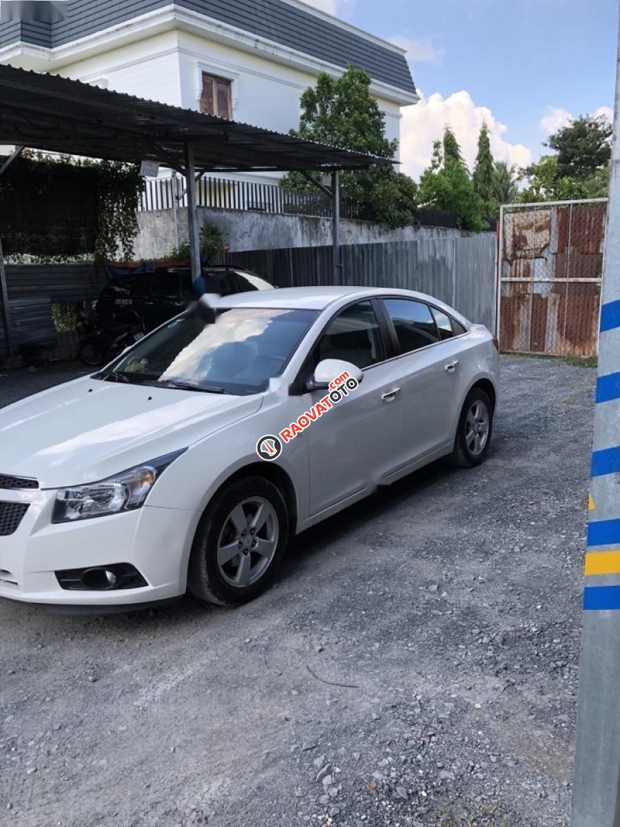 Cần bán gấp Chevrolet Cruze 1.6MT sản xuất 2014, màu trắng-1