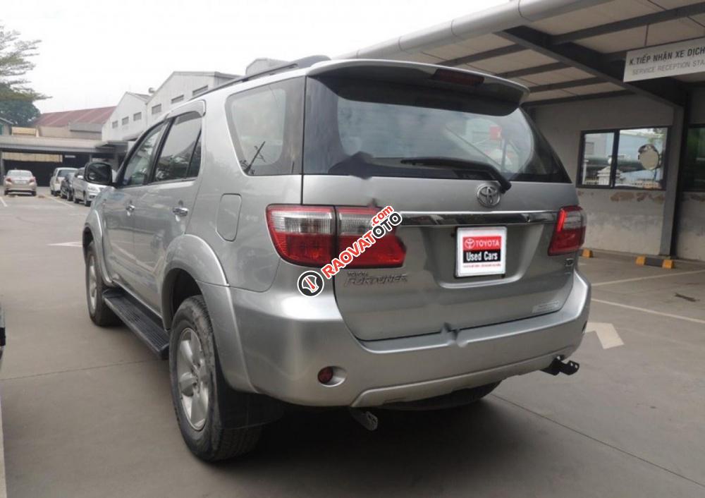 Cần bán xe Toyota Fortuner 2.5G đời 2011, màu bạc số sàn-2