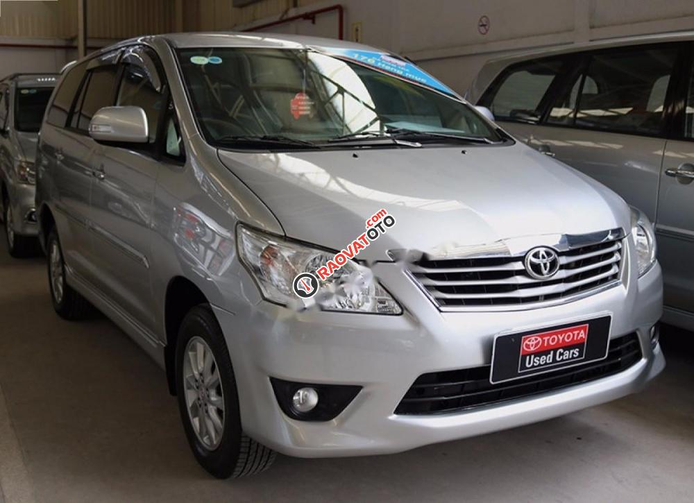 Cần bán gấp Toyota Innova 2.0V đời 2013, màu bạc, 640tr-1