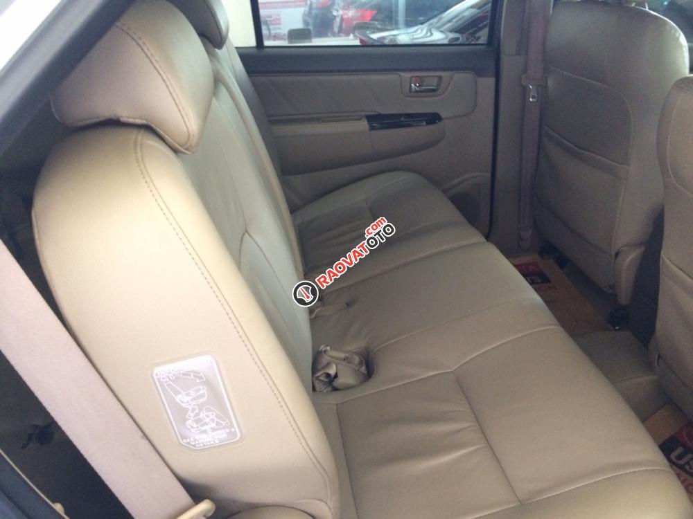 Bán xe Toyota Fortuner 2.7V 4x2 2012, màu bạc, còn mới lắm-1