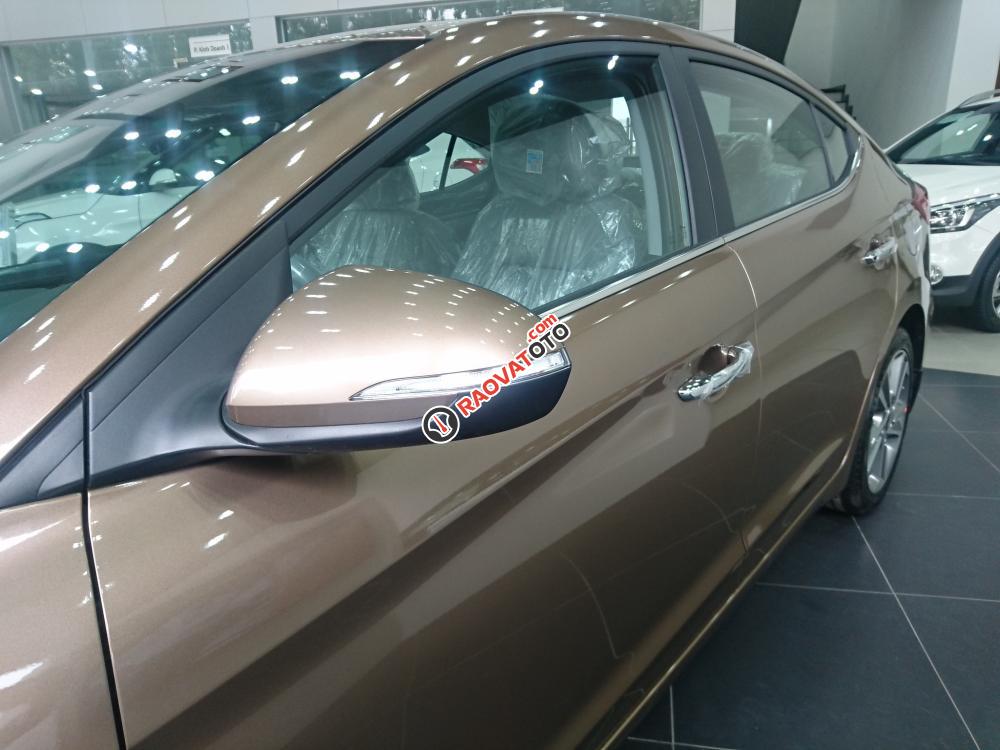 Giao ngay Hyundai Elantra 2018, màu nâu vàng, các phiên bản, giá cạnh tranh, mua xe chỉ từ 115 triệu - LH 090.467.5566-4