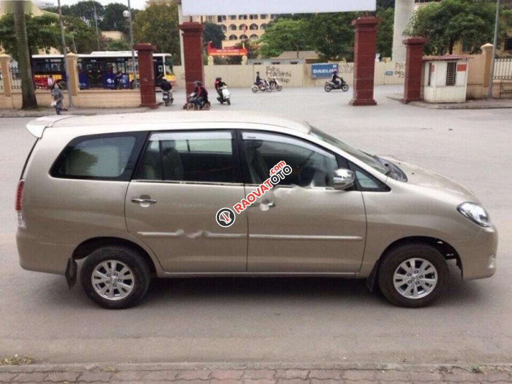 Bán Toyota Innova đời 2011, màu vàng như mới-0