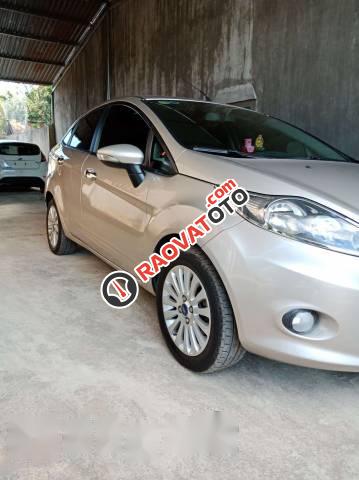 Cần bán gấp Ford Fiesta đời 2011, màu bạc-2