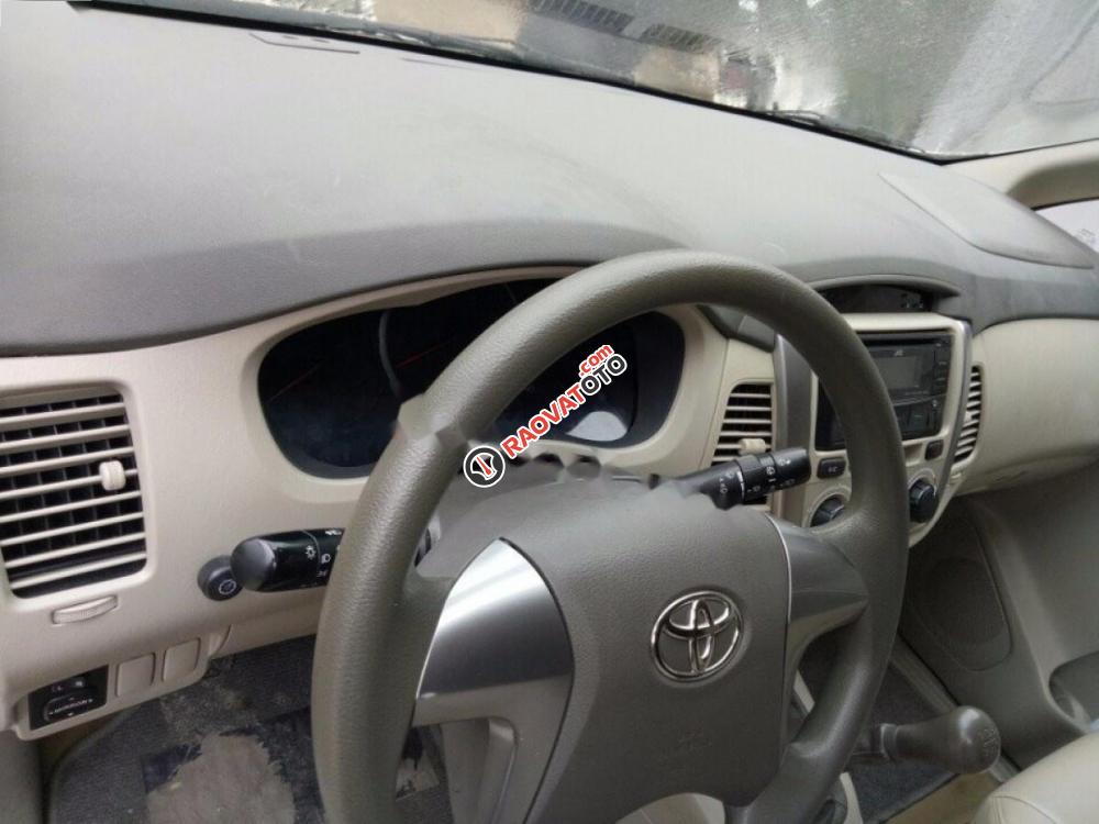 Cần bán lại xe Toyota Innova 2.0E đời 2015, màu bạc-0