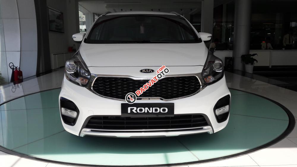 Cần bán Kia Rondo 2017, có xe giao ngay, hỗ trợ vay đến 90%, LH: 0909942482- Minh Anh để được tư vấn nhiệt tình nhất-0