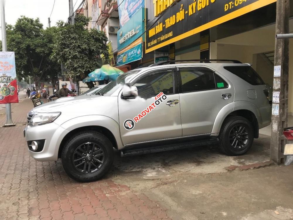 Cần bán Toyota Fortuner 2.5G đời 2016, màu bạc chính chủ, giá 885tr-3