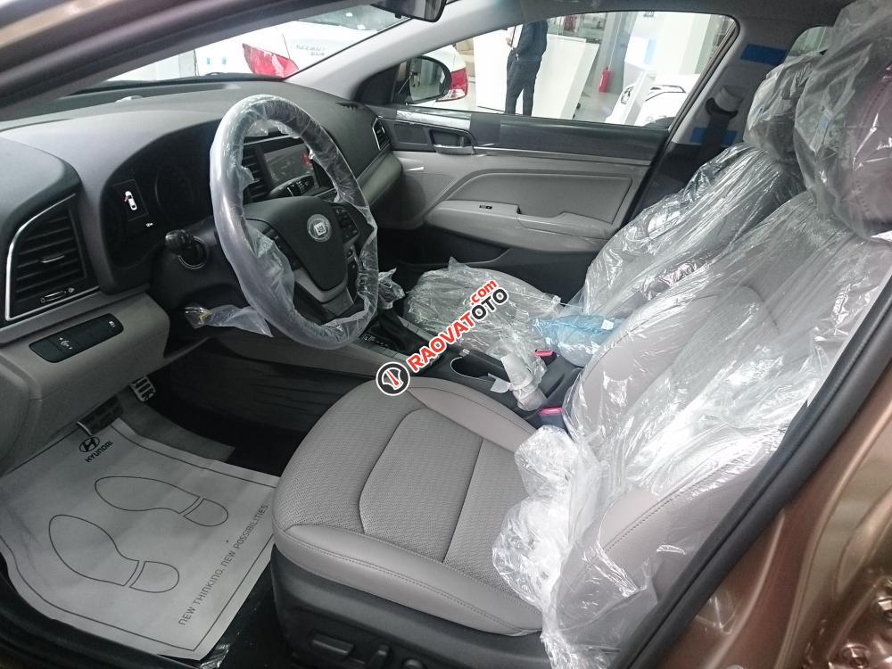 Giao ngay Hyundai Elantra 2018, màu nâu vàng, các phiên bản, giá cạnh tranh, mua xe chỉ từ 115 triệu - LH 090.467.5566-5