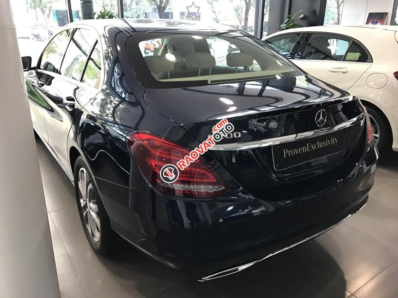 Bán Mercedes C200 model 2017 xanh chính chủ, giá cực tốt-5