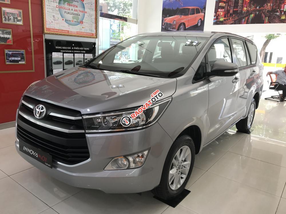 Cần bán Toyota Innova 2.0E MT đời 2018, màu bạc, trả trước 190 triệu giao xe, trả góp lãi suất 0.58%-2