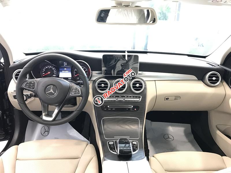 Bán Mercedes C200 model 2017 xanh chính chủ, giá cực tốt-3