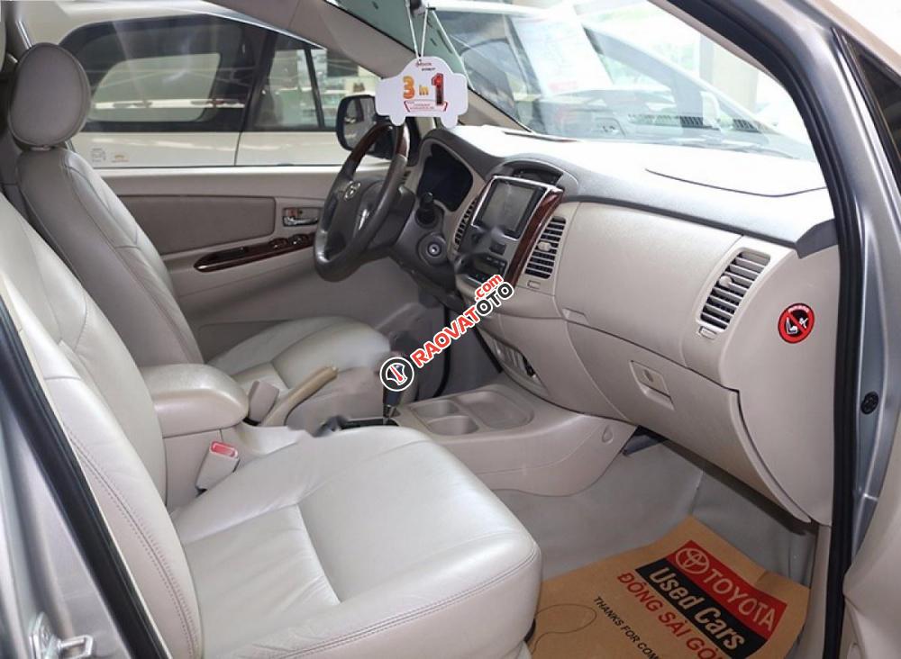 Cần bán gấp Toyota Innova 2.0V đời 2013, màu bạc, 640tr-3