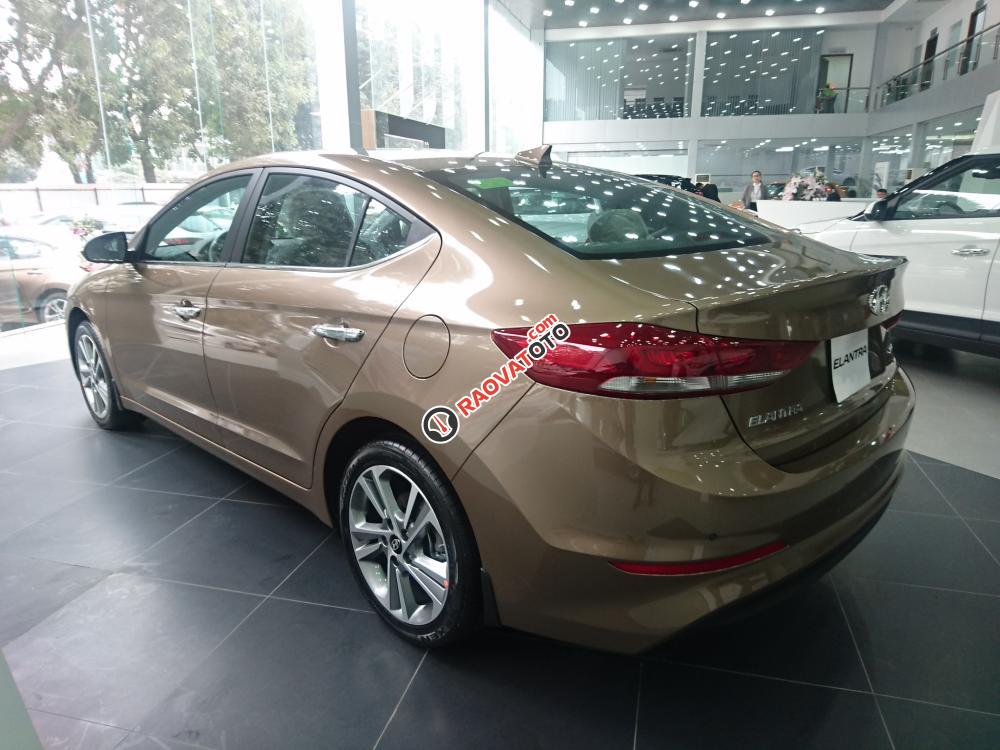 Giao ngay Hyundai Elantra 2018, màu nâu vàng, các phiên bản, giá cạnh tranh, mua xe chỉ từ 115 triệu - LH 090.467.5566-8