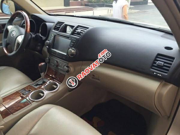 Bán xe Toyota Innova sản xuất và đăng ký 2012, số tự động, màu vàng, nhập, xe gia đình đẹp và cứng khỏi chê-1