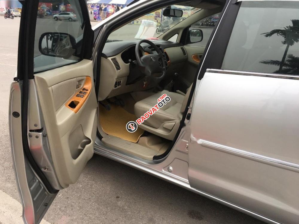 Cần bán Toyota Innova G đời 2010, màu bạc ít sử dụng-2