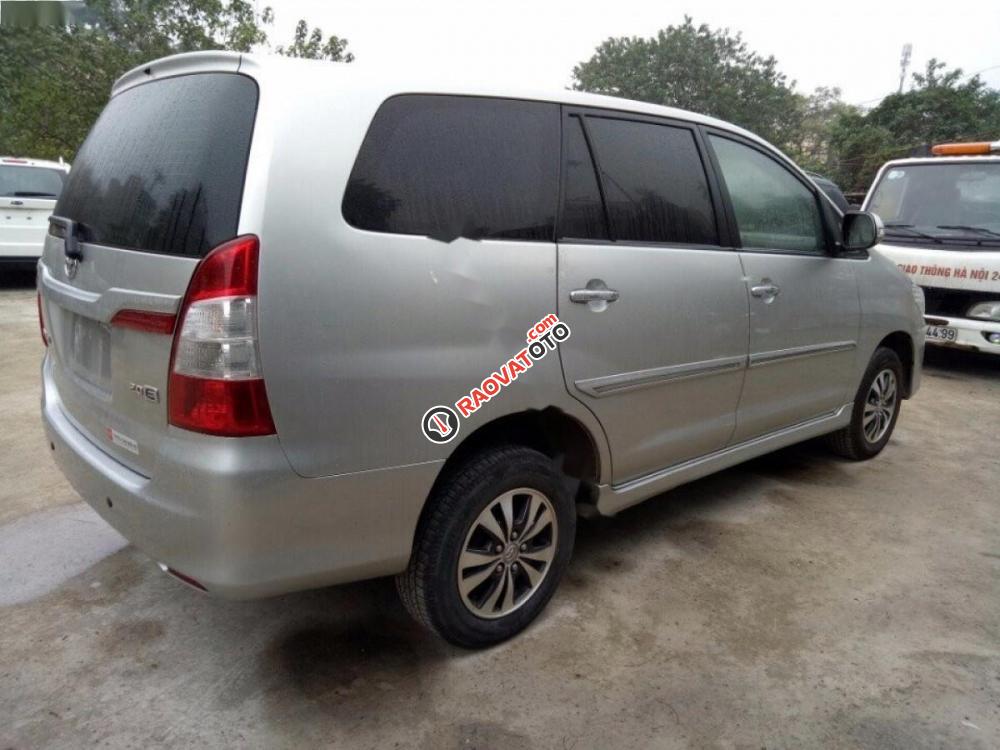 Cần bán lại xe Toyota Innova 2.0E đời 2015, màu bạc-2