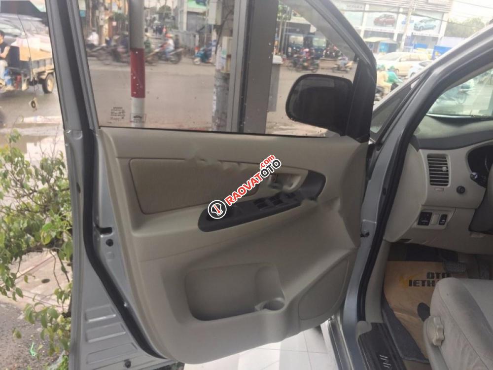 Cần bán gấp Toyota Innova 2.0G đời 2013, màu bạc xe gia đình-3