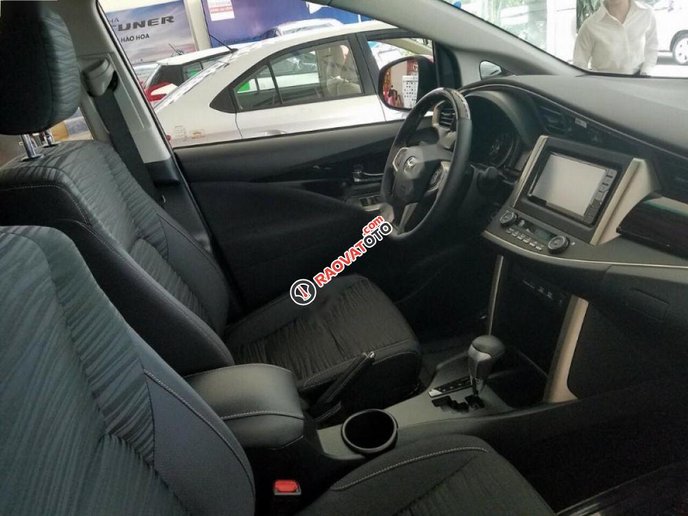 Cần bán xe Toyota Innova 2.0 Venturer đời 2017, màu đỏ-1