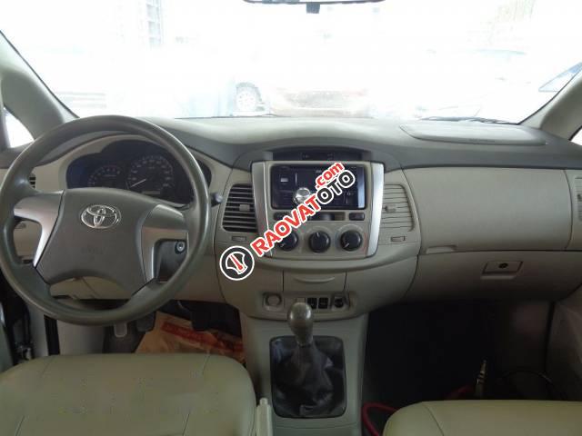 Cần bán Toyota Innova E đời 2015 số sàn, 685tr-4