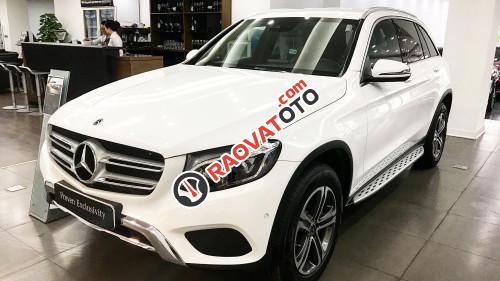 Cần bán gấp Mercedes 2.0 AT đời 2017, màu trắng, nhập khẩu nguyên chiếc-1