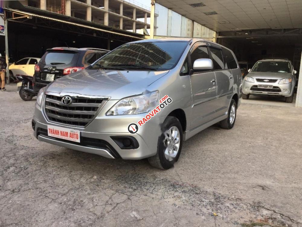 Cần bán xe Toyota Innova 2.0E đời 2014, màu bạc, giá chỉ 585 triệu-1