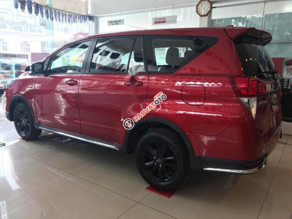 Cần bán xe Toyota Innova 2.0 Venturer đời 2017, màu đỏ-2