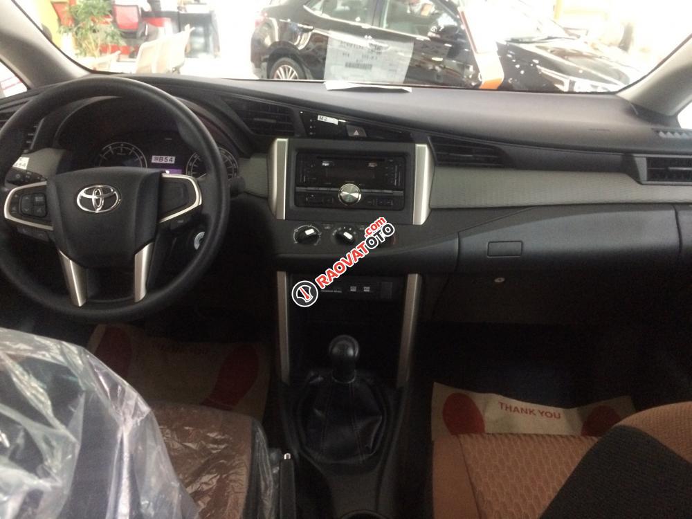 Cần bán Toyota Innova 2.0E MT đời 2018, màu bạc, trả trước 190 triệu giao xe, trả góp lãi suất 0.58%-5